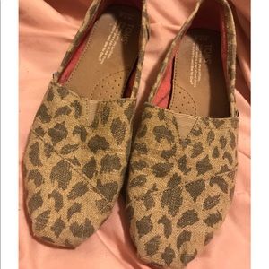 Women’s slip on toms leopard print 7.5 gently used